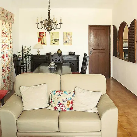 Sleeps 4 Air Con Wifi Villa Agostos